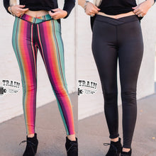 Load image into Gallery viewer, REVERSIBLE LEGGINGS {SERAPE & BLACK}